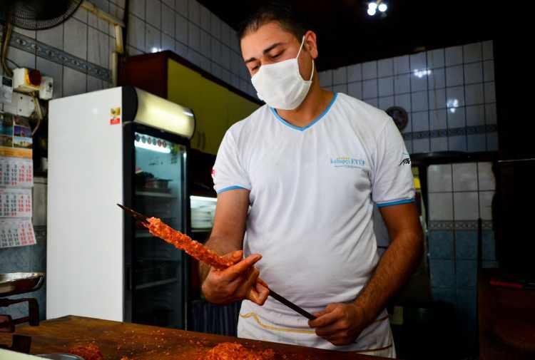 <p>İl&ccedil;ede yaşayan 58 yaşındaki Yusuf Doğaroğlu, babası ile amcalarının 1918 yılında &ccedil;ırak olarak başlayıp, sonrasında işletmeciliğini aldıkları d&uuml;kkanda kebap&ccedil;ılık geleneğini oğlu Saygın Doğaroğlu (31) ile s&uuml;rd&uuml;r&uuml;yor.<br />
&nbsp;</p>
