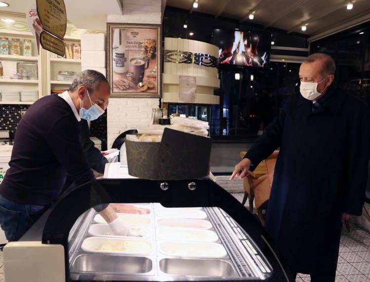 <p>Erdoğan, canlı bağlantıyla katıldığı Sarıkamış-Karakurt-Horasan yolu a&ccedil;ılışı i&ccedil;in bulunduğu &Ccedil;engelk&ouml;y'deki Vahdettin K&ouml;şk&uuml;'nden akşam saatlerinde &ccedil;ıkarak Kısıklı'daki konutuna ge&ccedil;ti.</p>
