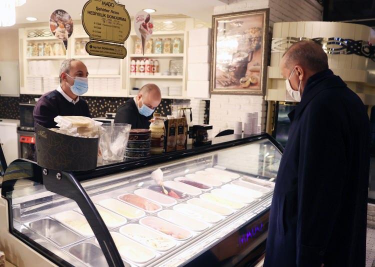 <p>Cumhurbaşkanı Erdoğan, evinin g&uuml;zergahında bulunan bir pastaneye uğrayarak alışveriş yaptı.</p>
