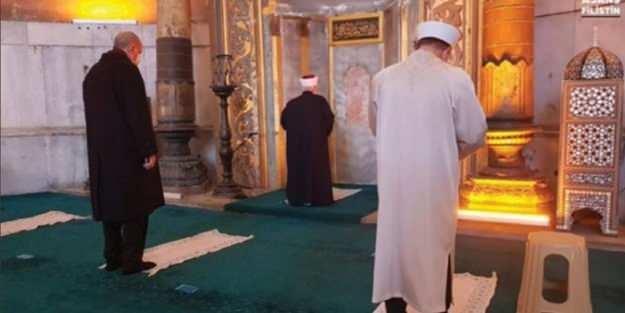 <p>Cumhurbaşkanı Recep Tayyip Erdoğan cuma namazını Ayasofya Camii’nde kılmıştı. Erdoğan imamın arkasında saf tutmuştu. </p>
