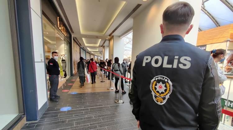 <p>Her AVM ve semt pazarı için aynı anda kabul edilebilecek müşteri sayısı il/ilçe umumi hıfzıssıhha kurulları kararıyla ayrı ayrı belirlenecek.</p>
<p> </p>