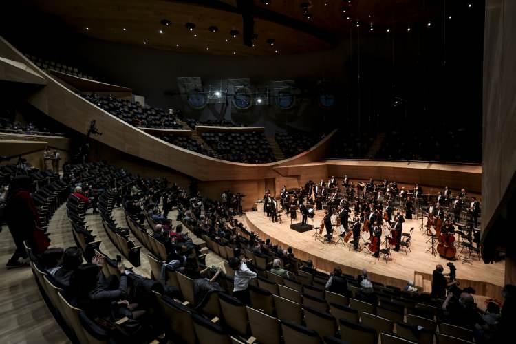 <p>Dünya metropollerinin sayılı müzik merkezlerinden biri olmayı hedefleyen Cumhurbaşkanlığı Senfoni Orkestrasının (CSO) yeni binası, ilk kez müzikseverleri ağırladı.</p>
