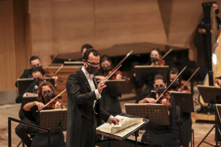 <div>- "Yeni binanın açılmasını dört gözle bekledik"</div>
<div> </div>
<div>Dinleyicilerden Ayşen Üşenmez, konser için heyecanlı olduğunu, burada olmayı çok istediğini belirterek, "Yıllardır beklenen bir bina. Cumhurbaşkanlığı Senfoni Orkestrasının hak ettiği, ülkemizin hak ettiği bir bina hepimize hayırlı olsun." dedi.</div>