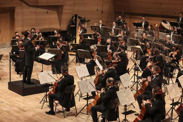 <p>İranlı müziksever Faraz Safai ise CSO yeni konser salonunun açılışını aylardır beklediklerini belirterek, "Yeni binanın açılmasını dört gözle bekledik. Bugün konser olmayacak diye korkmuştuk, meraktaydık Allah'a şükür açıldı. Güzel bir program izleyeceğimizi düşünüyorum." diye konuştu.</p>
