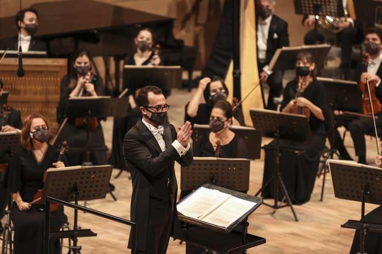 <p>Pekinel kardeşler yoğun alkış üzerine bir eser daha icra etti. Dünyaca ünlü soprano Angela Gheorghiu'nun seslendirdiği Georges Bizet'nin "Habanera" yorumu ise sanatseverlerden büyük alkış aldı.</p>