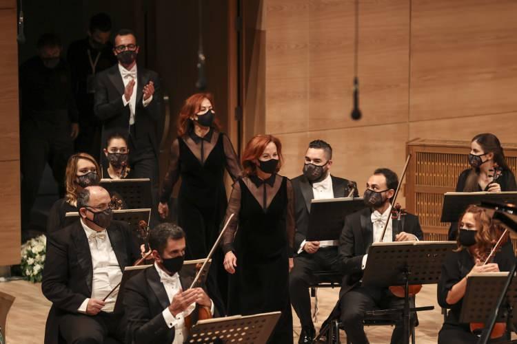 <p>Ailesine bu yıl yeni katılan sanatçılarla ilk kez müzikseverlerin karşısına çıkan CSO, Ulvi Cemal Erkin'in Köçekçe, Ferit Tüzün'ün Türk Kapriçyosu eserlerini icra etti, Güher ve Süher Pekinel kardeşlerin icra ettiği Wolfgang Amadeus Mozart'ın "İki Piyano ve Orkestra İçin Konçerto" eserine eşlik etti.</p>