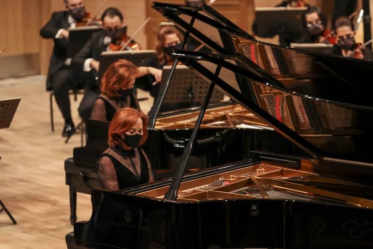 <p>- GHEORGHIU VE PEKINEL KARDEŞLERDEN MÜZİK ZİYAFETİ</p>
<p>Salona girişte yer alan dezenfektanları kullanan izleyiciler, üçer koltuk boş kalacak şekilde oturtuldu.</p>