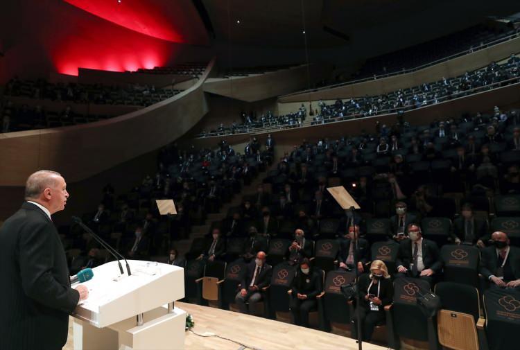 <p>CSO, Cumhurbaşkanı Recep Tayyip Erdoğan'ın dün açılışını yaptığı yeni konser salonunda, Genel Müzik Direktörü ve şefi Cemi'i Can Deliorman'ın yönetiminde bu akşam sanatseverlere müzik ziyafeti sundu.</p>
