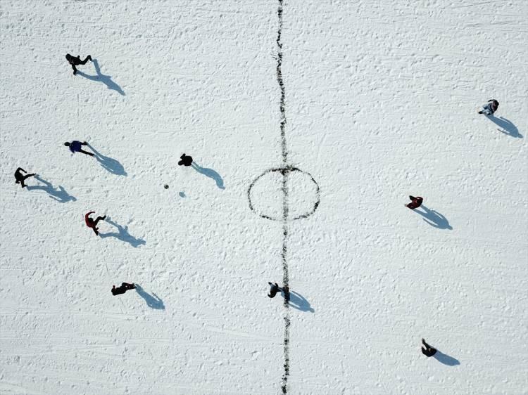 <p>Doğu Anadolu'nun en büyük ikinci gölü olan ve kış aylarında yüzeyi tamamen buzla kaplanan Çıldır Gölü'nde bir araya gelen gençler, göl üzerinde futbol oynamanın keyfini yaşadı.</p>