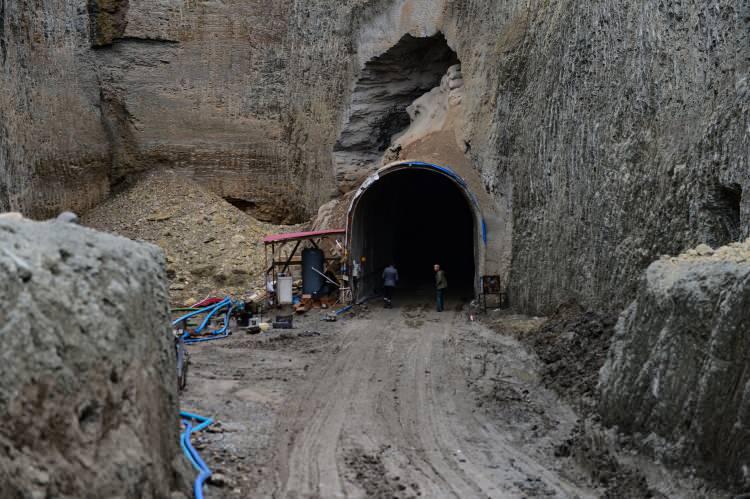 <p>Adını barındırdığı tuz madenlerinden alan Tuzluca ilçesinde, 3 girişimci arkadaş, yeni bir tuz madeni tespit etmek amacıyla 2 yıl önce kentin güney doğusunda bulunan dağlık alanda çalışma başlattı. </p>
