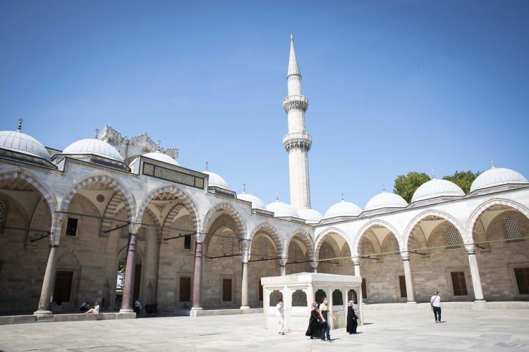<p>Süleymaniye Camisi, İstanbul ilinin Fatih ilçesine bağlı bir alanda yer alıyor. </p>

