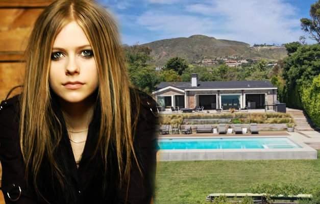 <p>36 yaşındaki rock şarkıcısı Avril Lavinge, ünlülerin gözde bölgesi Malibu'ya yerleşmeye karar verdi. Lady Gaga'nın 23 milyon dolarlık evine yakın bir ev alan Lavinge, yeni evini 7.8 milyon dolara aldı. </p>
