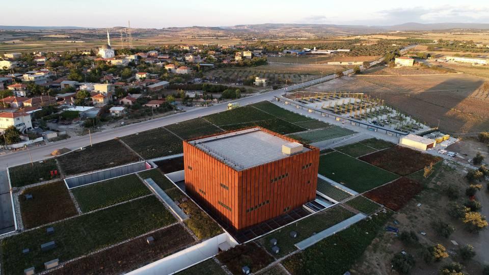 <p>Uzak dövüşü tercih eden bir gladyatör tipi. Rakiplerinin üzerine ağı attıktan sonra fuscina ile müdahalede bulunuyor. Bizim rölyefimizin üzerindeki gladyatörde bir ağ ya da mızrak yok. Retiarius denilen gladyatörlerde ‘manica’ denilen ve kalbini koruyan sol koluna kadar uzanan bir zırh vardır. Çünkü hareket kolu sol koludur. Sol kolu rakibine en yakın yerdir. Kalbini ve vücudunun sol kısmını korumak için giyer. Gladyatörler arasında manicayı sol koluna takan tek gladyatör bu. Diğer gladyatörler sağ koluna takar. Balteus denilen bir kemer vardır. Ağı kullandığı zaman, sağ elinde tuttuğu ağın bir ucunu kemerine bağlar. Aynı zamanda ‘subligaculum’ olarak da adlandırılan iç çamaşırı diyebileceğimiz belinde bir kıyafeti vardır. Bu rölyefimizdeki gladyatörün kafası kırık. Retiarius sınıfı gladyatörler kask takmazlar. Kafaları çıplaktır. Bacaklarında ekstra bir koruma yer almaz" diye konuştu.</p>

<p> </p>
