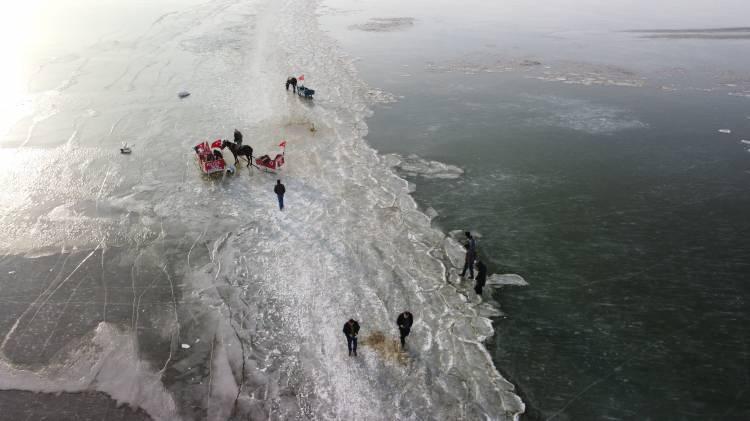 <p>Balıkçıların Eskimolar gibi kışın yüzeyindeki buzu kırıp içiresine ağ atarak balık tu atılarak balık tuttuğu Çıldır Gölü'ne gelen ziyaretçiler,  atlı kızaklarla gezinti yapıyor.</p>
