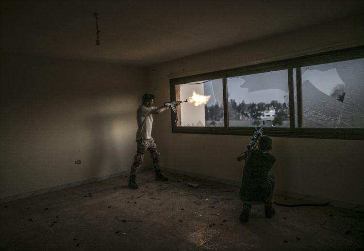 <p>Birleşmiş Milletler (BM) nezdinde meşru Libya Ulusal Mutabakat Hükümeti'nin (UMH), başkent Trablus’un güneyindeki Hafter milislerine karşı bütün cephelerde başlattığı “Barış Fırtınası Operasyonu” sürdü. UMH birlikleri, operasyon kapsamında başkentin güneyindeki Selahaddin bölgesinde, Hafter milisleri ile çatıştı.</p>
