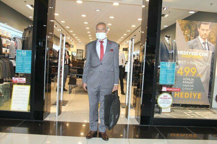 <p><strong>Maddi durumun zayıf olduğu için bazı isteklerin yerine gelmiyor. İlk kez takım elbise giymiş olacağım. Muhtarımız sağ olsun sana takım elbise alalım dedi. Muhtarımız bir yönetici şeklinde bir önderlik yapıyor.</strong></p>