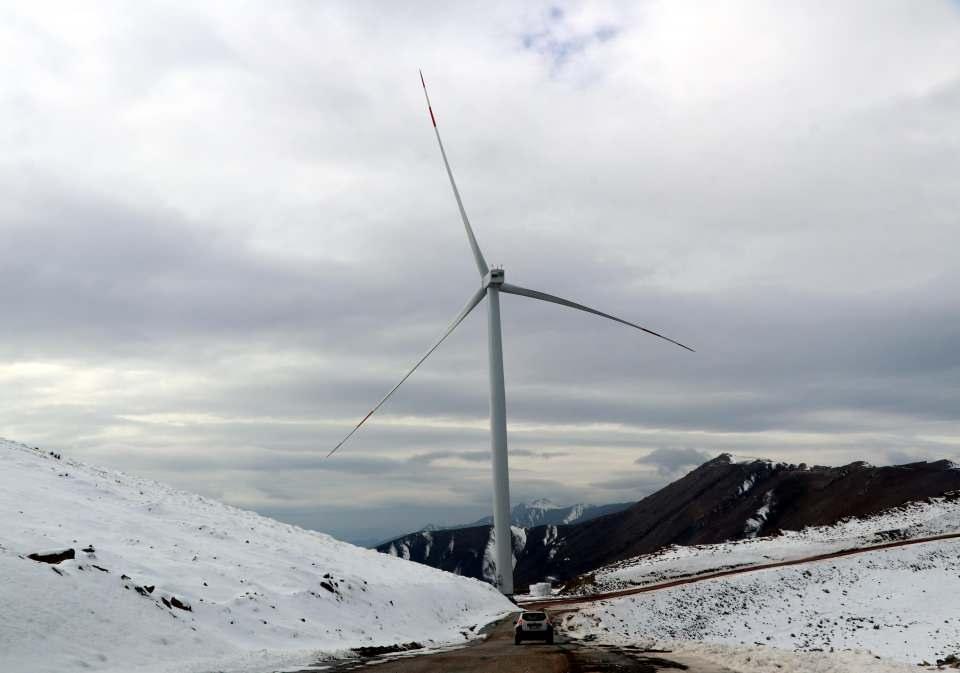 <p>Yenilenebilir enerjinin en büyük avantajlarından biri, ülkemizin geniş rüzgâr ve güneş potansiyelinden yararlanma imkânı sağlaması. </p>
