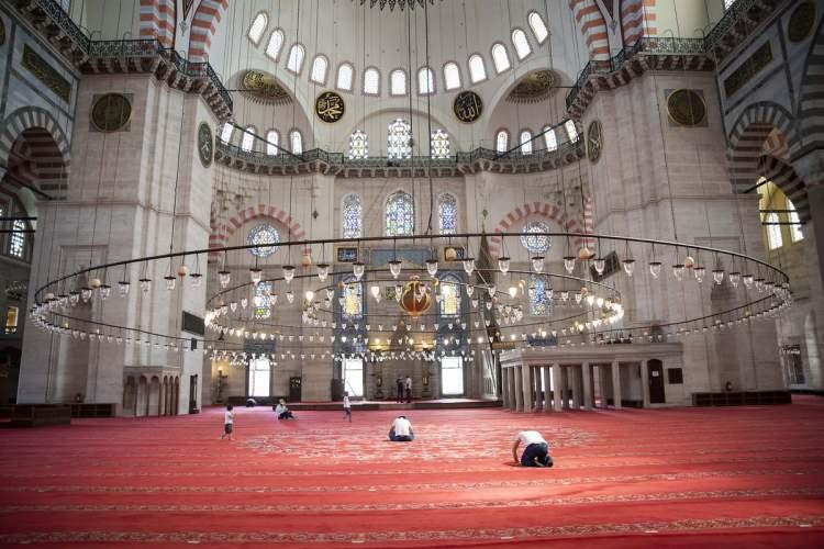 <p>28 revakın çevrelediği cami avlusunun ortasında dikdörtgen şeklinde bir şadırvan bulunmaktadır. Caminin kıble tarafında içinde Kanuni Sultan Süleyman'ın ve eşi Hürrem Sultan'ın bulunduğu bir hazire mevcuttur. </p>

<p> </p>
