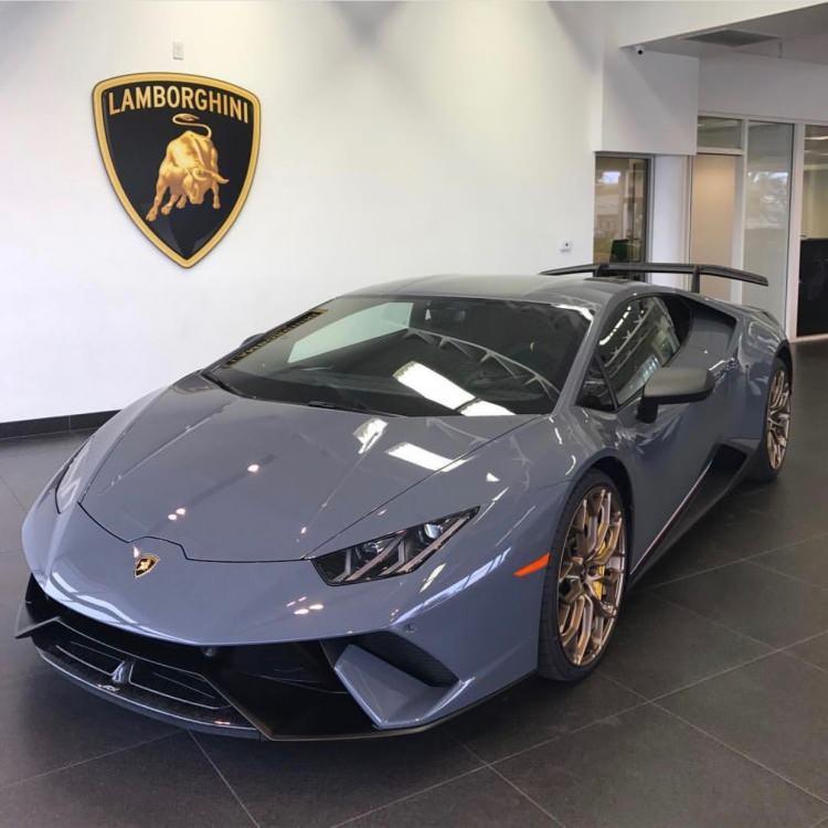 <p><strong> LAMBORGHINI</strong></p>

<p>17</p>
