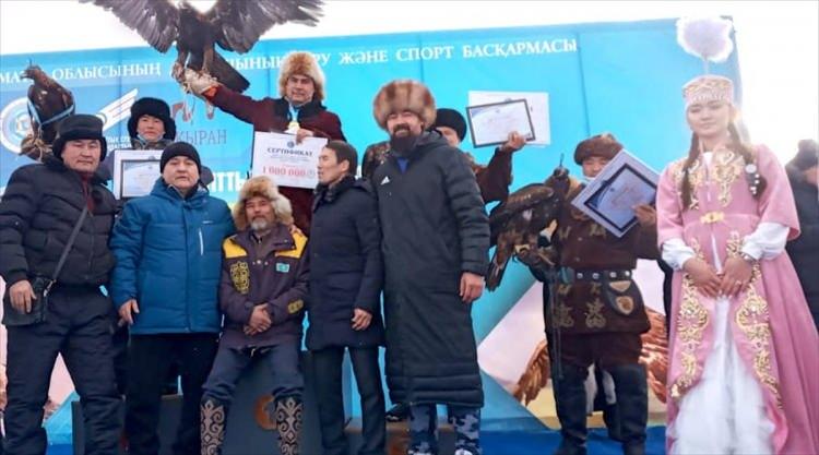 <p>12. kez yılın kartal avcısı seçilen Arman Kuşkarov, AA muhabirine yaptığı açıklamada, Kazakistan’da kartalla avcılık geleneğinin üç bin yıllık tarihi olduğuna dikkati çekerek, “Kartalla avcılık kutsal bir meslek. Kartalı evcilleştirmek ve eğitmek kolay bir iş değil.” diye konuştu.</p>

<p> </p>
