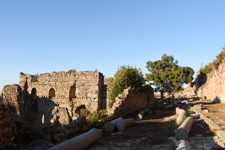 <p>"2020 çalışmalarında, bir bölgede Demir Çağ dediğimiz milattan önce 9. yüzyıla kadar geriye giden seramikler bulduk. Antik kentteki yapıların büyük kısmı bugüne kadar korundu. Burada yaşayanlar hem jeolojik yapıyı, mimariye uydurmuş hem de mimariyi jeolojik yapıya uydurarak kendi sistemlerini kullanmış. Kentteki önemli sistemlerden biri de altyapı. Kentte gördüğümüz özelliklerden biri de su sisteminin, yani şebeke sisteminin kentteki büyük yapılar kurulmadan önce hazırlanmış olması. Kanalların sarnıçlara bağlanması. Özellikle hamamda bunu görebiliyoruz.</p>
