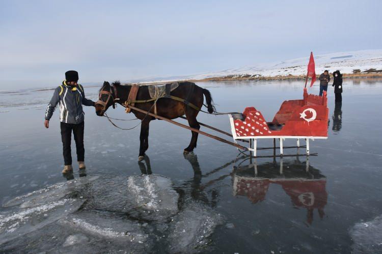 <p>- Çıldır, kışın yerli ve yabancı turistlerin uğrak yeri oluyor</p>

<p>Gölde atlı kızakcılık yapan Dural Daşdemir, AA muhabirine yaptığı açıklamada Çıldır Gölü'nün kış turizminde yerli ve yabancı turistlerin uğrak yerlerinden olduğunu söyledi. </p>
