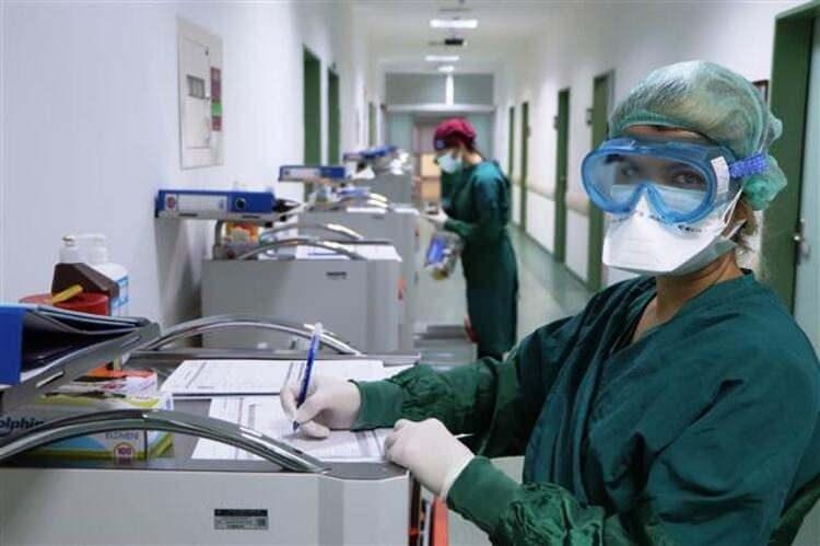 <p>Solunum cihazına bağlamak istemedik çünkü bu hastalıkta akciğer son aşamaya geldiğinde ventilatör özellikle bağlanmışsa o hastanın cihazdan ayrılması çok sıkıntılı oluyor. Biz bu amcamıza 'biraz daha dayan, seni bu cihaza bağlamak istemiyoruz' dememize rağmen amca 'boğazımı delin ve bağlayın' dedi. Bu amcamızın en son söylediği sözler bunlar oldu. Şu anda amcamız solunum cihazına bağlı ve tamamen ilaçlarla uyutuluyor. Dünya ile bilinç olarak hiçbir bağlantısı yok. 'Beni kurtarın, boğuluyorum' diyen birçok hastayı kaybettik.</p>

