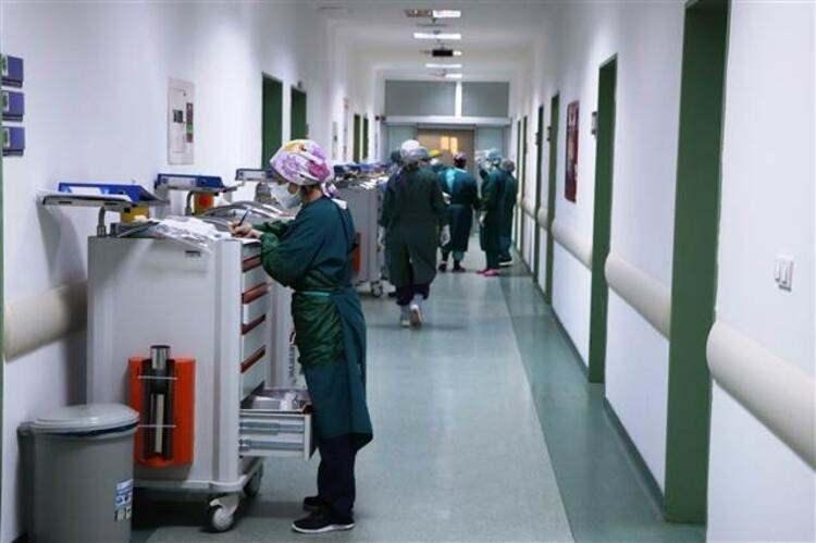 <p>"GERÇEKTEN AĞLIYORUZ" </p>
<p>Koranavirüsü yenerek tekrar mesleğine devam eden ve 10 aydır ailesini görmeyen Hemşire Ceren Yaldız, "Oldukça izole yaşıyoruz. Burada bilinci açık hastalara 'nereden kaptınız' diye sorduğumuzda 'yakınımdan' cevabı alıyoruz. 'Yalvarıyorum, biraz nefes verin' diyen hastalarımız oldu. Psikolojik olarak zor durumdayız. Bedenen yorulduk. Hastalara oksijen tedavileri uyguluyoruz. </p>