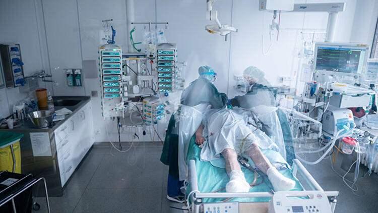 <p>'O tedavi bitene kadar yanımdan ayrılma' diyor. Biz de 1 buçuk, 2 saat yeri geliyor oradaki hastalarla kalmak zorunda kalıyoruz. Hastaya nefes alamadığında bizden kalem kağıt istiyor ve mektup yazıyor. Bize söylüyor. Biz yazmaya başlıyoruz. Gerçekten ağlıyoruz. Hastalar vefat ettiğinde aklımıza onlar geliyor. O kadar dramatik bir ölüm oluyor ki ne hasta yakınlarını görebiliyor ne de yakını hastayı görebiliyor. Hasta vefat ettiğinde yakınını arıyoruz. Kızı diyor ki 'annemin cenazesini alamam, evde izoleyiz' diyor. Gerçekten acı bir tablo oluyor. İnsanlar keşke bunu görse de sokakta gezmelerin, alışveriş merkezlerine gitmelerin ne kadar gereksiz olduğunu anlasalar. Ben korona oldum, iyileştim tekrar başladım" diye konuştu.</p>