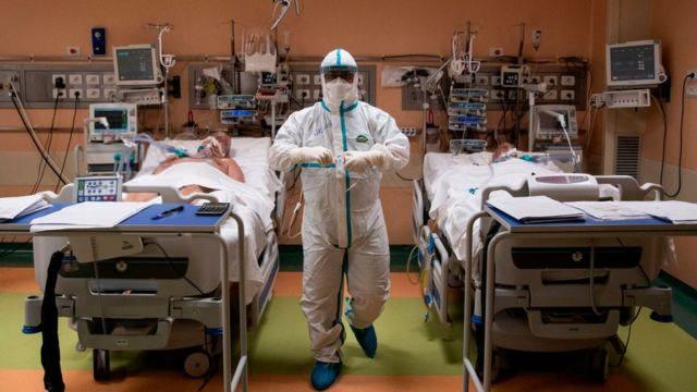 <p>Bu Kovid-19 nedeniyle hızlı bir şekilde zatürreye girerek makineye bağlamak zorunda kalıyoruz. Yürüyerek, konuşarak gelen hastaların belki de 10 gün sonra ailelerine ölüm haberini veriyoruz. Bizim açımızdan psikolojik olarak çok yıpratıcı bir süreçtir. Toplum açısından da öyle fakat toplum bunun hepsine şahit olmuyor. Bu süreç o kadar dramatik bir şekilde işliyor ki çünkü insanlar bilinci açık ve nefes alamıyor.</p>