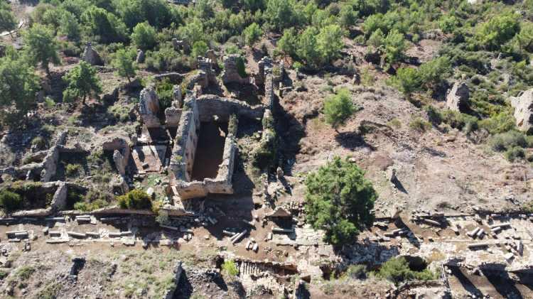 <p>Kent merkezi içinde gerçekleştirilen 2019'daki yeni dönem kazılarında, daha çok belli başlı yapılar üzerinde çalıştıklarını aktaran Ergürer, "Antik dönemin diğer kentlerindeki mimari öğelerini burada da gördük. Burada arazi zor ve bu mimari öğeleri bu zor arazide yerleştirmeleri, kentin farklılığını gösteriyor. Yükseklik birden denizden 400 metre yükseliyor. Doğal kayalıkları işlemişler, yapıları öyle yerleştirmişler. Mimari olarak diğer kentlerden farklılık gösteriyor." diye konuştu.</p>
