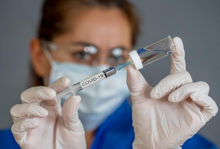<p>mRNA aşısının teknolojisi zor ama üretimi kolay. Arada böyle bir fark var. O nedenle maliyet avantajı mRNA aşısında ve o virüsün taşıyıcı olduğu aşılarda maliyet avantajı var.</p>