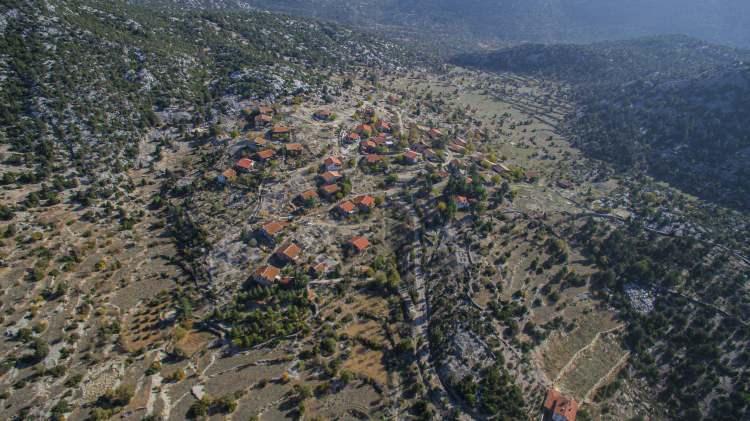 <p>​​​​​​​Belenalan Mahallesi'nde 94 yıl &ouml;nce y&ouml;reye &ouml;zg&uuml; mimari tekniği olan&nbsp;"d&uuml;ğmeli ev" bi&ccedil;iminde inşa edilen ve yıllarca okul olarak hizmet veren&nbsp;iki katlı bina, bir s&uuml;re dokuma fabrikası olarak da kullanıldı.</p>
