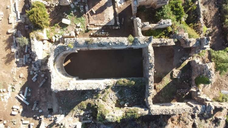 <p>Tarihi, 2020 kazı çalışmalarında elde edilen bulgular ile milattan önce 9. yüzyıla kadar geriye gittiği ortaya çıkan kent, Kaynak Mağarası, temiz su için oluşturulmuş alt yapı sistemleri, Sütunlu Caddesi, Vaftiz Mağarası, havuzları ve sarnıçlarıyla dikkati çekiyor.</p>