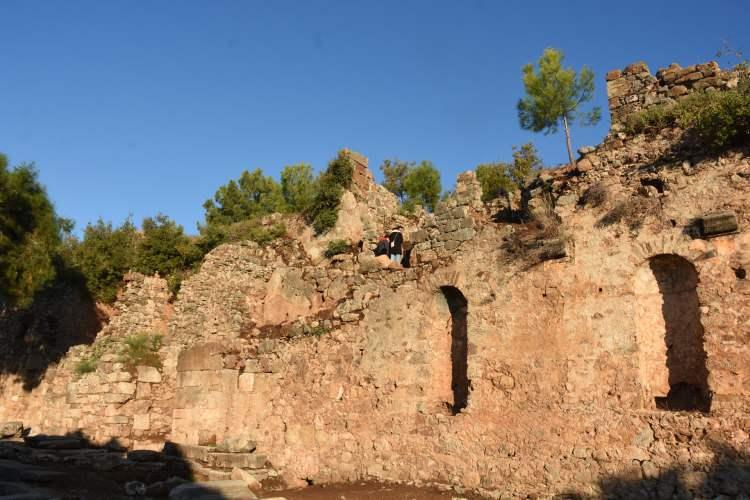 <p>Kentin doğal su kaynaklarını çok güzel kullanmışlar, suyu da depolamışlar. Vaftiz Mağarası denilen bir yer var. Burası mağara içinde oluşturulmuş dini bir mekandır. İçinde vaftiz havuzu ve duvarlarında freskleriyle bölgedeki tek örnek olarak karşımıza çıkıyor."</p>
