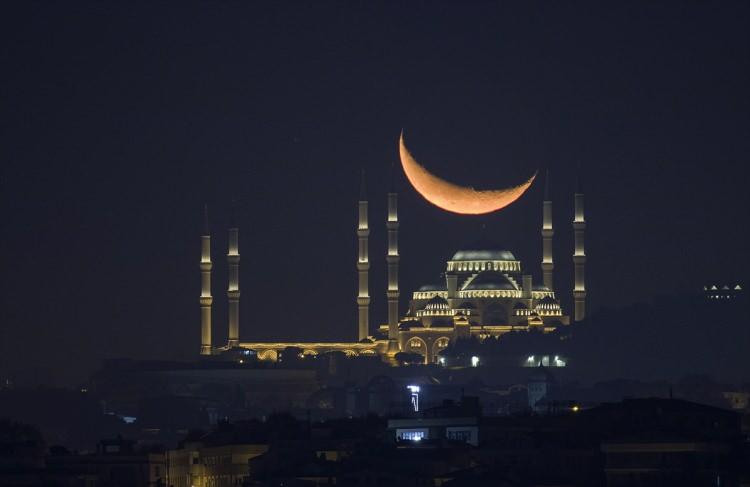 <p>İstanbul'da akşam saatlerinde beliren hilal, Büyük Çamlıca Camisi ile güzel görüntü oluşturdu.</p>
