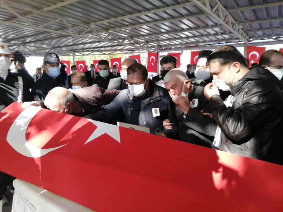 <p>Şehit polis memuru Barış Göl'ün Türk bayrağına sarılı tabutu, kılınan cenaze namazının ardından helallik alındıktan sonra Bakan Soylu ve yakınları tarafından omuzlarda taşındı. Şehidin oğulları da boyları yetmemesine rağmen babalarının tabutunun taşınmasına yardımcı oldu. Şehidin naaşı dualarla toprağa verildi.</p>
