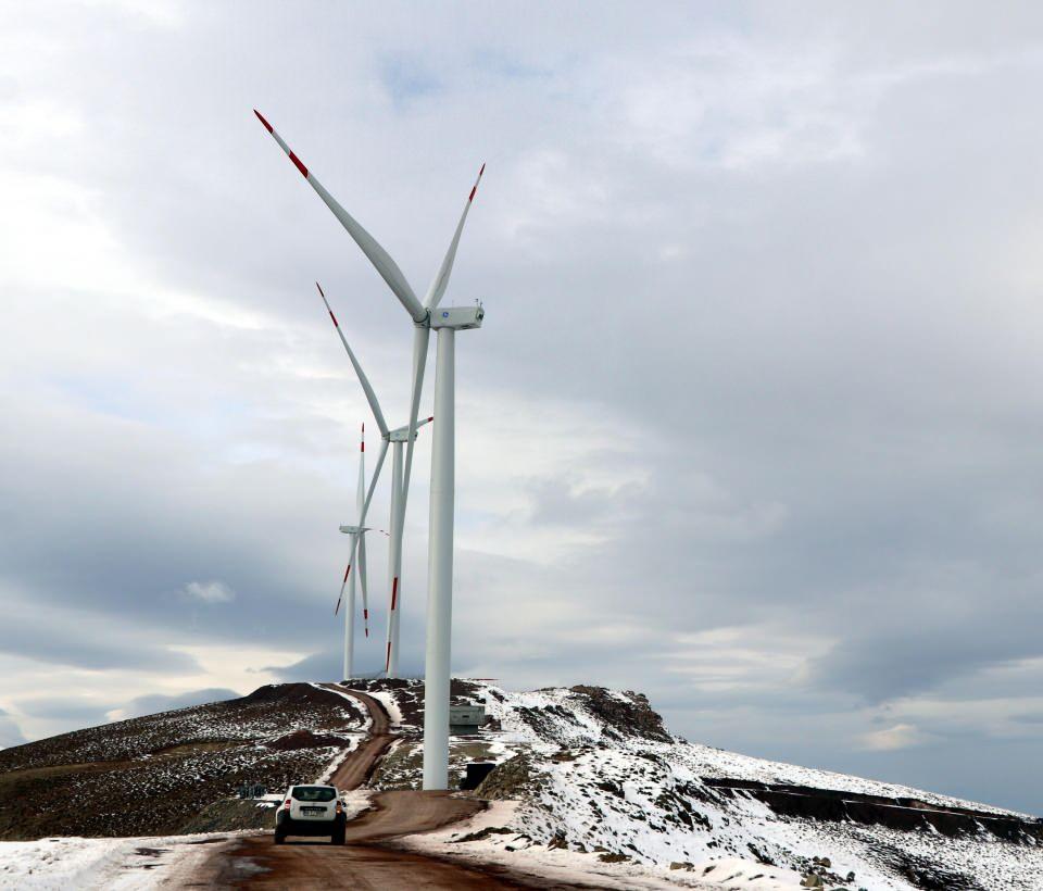 <p>Türkiye'nin başka illerinde de toplam 220 dolar yatırımla kurduğumuz RES'ler mevcut. Türkiye'nin en büyük rüzgâr enerjisi üreticilerinden biri olma hedefiyle, ülkemizin enerjisini yenilenebilir kaynaklardan üretmeyi sürdüreceğiz” dedi.</p>
<p> </p>