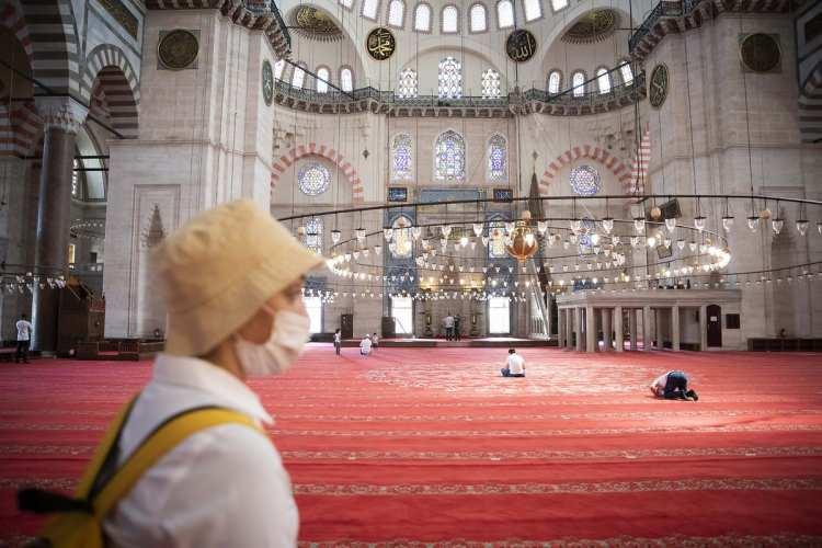 <p>Bu tarihi yer hakkında Evliya Çelebi, Süleymaniye Camisi’nin yapımını kendi sözleri ile uzun uzadıya anlatmıştır. Buna göre, Osmanlı Devleti sınırlarında yaşayan tüm yetenekli ustalar (yapı ustası, işçi, taşçı ve mermerciler), üç sene boyunca yalnızca caminin temeli için uğraşırlar.</p>
