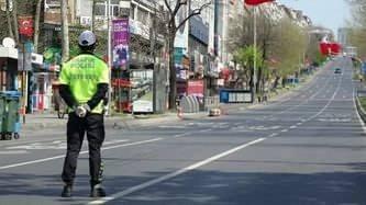 <p><strong>65 YAŞ &Uuml;ST&Uuml; VE 20 YAŞ ALTI TOPLU TAŞIMA ARA&Ccedil;LARINI KULLANABİLECEK Mİ?&nbsp;</strong></p>

<p>65 yaş ve &uuml;zeri ile 20 yaş altı vatandaşlarımızın 18 Kasım 2020 tarihli ve 19161 sayılı genelgemizle belirlenen saatler i&ccedil;erisinde (10.00&shy;-13.00, 13.00&shy;-16.00 saatleri arası) şehir i&ccedil;i toplu ulaşım ara&ccedil;larını (metro, metrob&uuml;s, otob&uuml;s, minib&uuml;s, dolmuş) kullanmalarının kısıtlanması</p>
