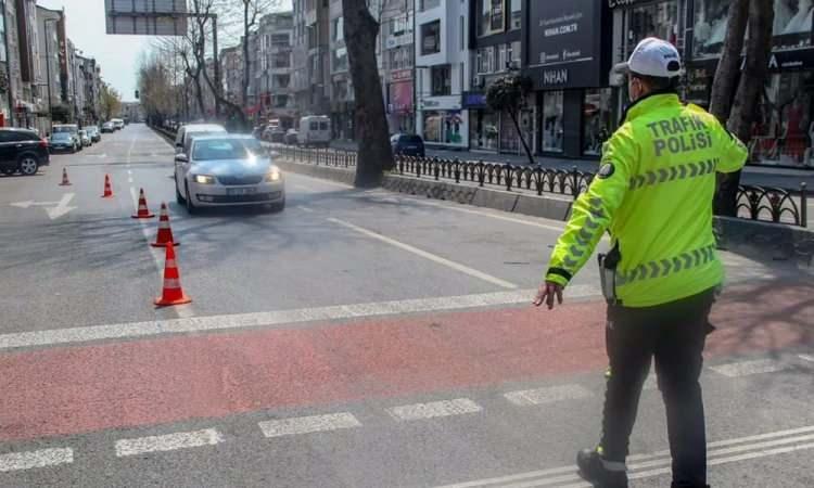 <p>65 YAŞ &Uuml;ST&Uuml; VE 20 YAŞ ALTI TOPLU TAŞIMA ARA&Ccedil;LARINI KULLANABİLECEK Mİ?&nbsp;<br />
65 yaş ve &uuml;zeri ile 20 yaş altı vatandaşlarımızın 18 Kasım 2020 tarihli ve 19161 sayılı genelgemizle belirlenen saatler i&ccedil;erisinde (10.00&shy;-13.00, 13.00&shy;-16.00 saatleri arası) şehir i&ccedil;i toplu ulaşım ara&ccedil;larını (metro, metrob&uuml;s, otob&uuml;s, minib&uuml;s, dolmuş) kullanmalarının kısıtlanması</p>
