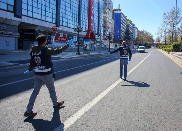 <p>Vatandaşlar, yukarıda belirtilen durumların varlığı halinde toplu ulaşım ara&ccedil;larıyla veya Bakanlığa ait E&shy;BAŞVURU ve ALO 199 sistemleri &uuml;zerinden ya da Valilik/Kaymakamlıklara doğrudan başvuru yoluyla Seyahat İzin Kurullarından izin almak kaydıyla &ouml;zel ara&ccedil;larıyla seyahat edebileceklerdir.</p>

<p>&nbsp;</p>
