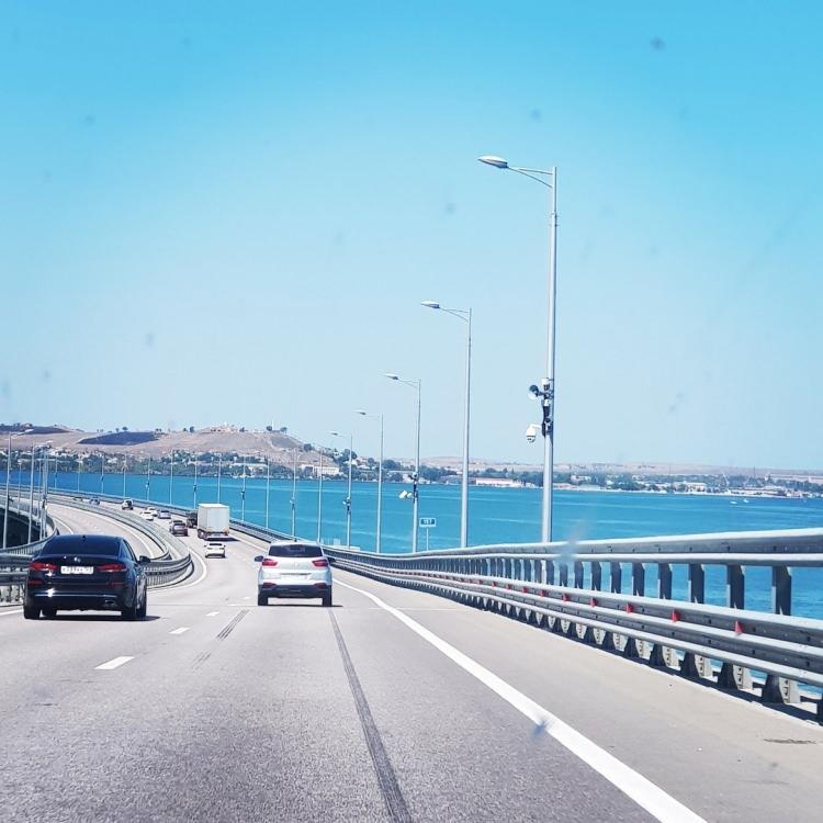 <p>Yukarıda belirtilen mazeretleri taşımayan kişilerin şehirlerarası seyahatleri ise ancak toplu ulaşım ara&ccedil;ları (u&ccedil;ak, otob&uuml;s, tren, gemi vb.) kullanılmak suretiyle m&uuml;mk&uuml;n olacaktır. İşi ile ilgili illiyetini belgeleyen toplu ulaşım ara&ccedil;larının g&ouml;revlileri ile şehirlerarası seyahat edeceğini bilet, rezervasyon kodu vb. ile ibraz eden kişiler sokağa &ccedil;ıkma kısıtlamasından muaf olacaktır.</p>

<p>&nbsp;</p>
