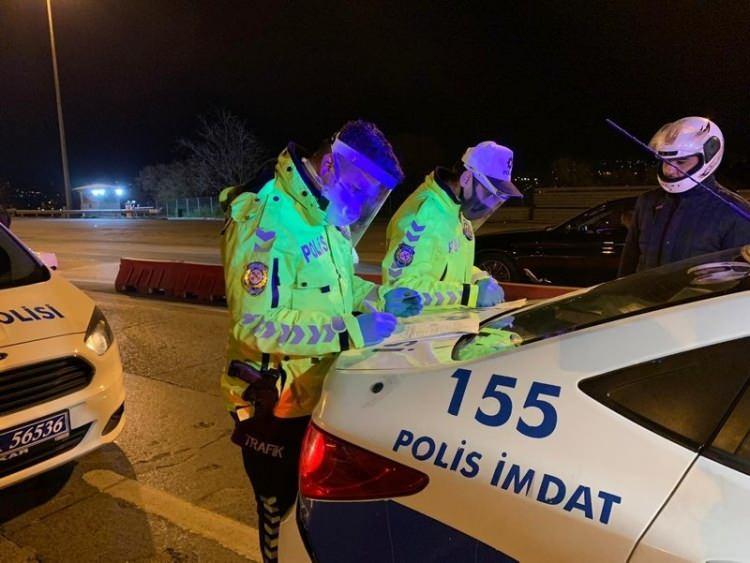 <p><strong>MARKETLER A&Ccedil;IK OLACAK MI?&nbsp;</strong><br />
Kısıtlamanın olduğu cumartesi ve pazar g&uuml;nleri market, bakkal, manav, kasap ve kuruyemiş&ccedil;iler 10.00-17.00 saatleri arasında faaliyet g&ouml;sterebilecek, vatandaşlarımız (65 yaş ve &uuml;zeri ile 20 yaş altında bulunanlar hari&ccedil;) zorunlu ihtiya&ccedil;larının karşılanması ile sınırlı olmak ve ara&ccedil; kullanmamak şartıyla (engelli vatandaşlarımız hari&ccedil;) ikametlerine en yakın market, bakkal, manav, kasaplara ve kuruyemiş&ccedil;ilere gidip gelebilecektir.</p>
