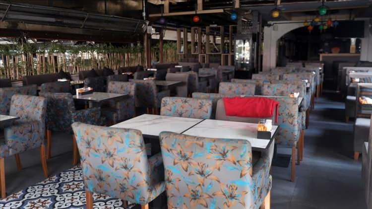 <p>Kısıtlamadan muaf tutulacak kişiler ve yerler belirlendi&nbsp;<br />
Sokağa &ccedil;ıkma kısıtlamalarının uygulanacağı g&uuml;nlerde istisna kapsamında olduğunu belgelemek suretiyle şu kişiler ve yerler muaf tutulacak:</p>

<p>"TBMM &uuml;yeleri ve &ccedil;alışanları, kamu d&uuml;zeni ve g&uuml;venliğinin sağlanmasında g&ouml;revli olanlar (&ouml;zel g&uuml;venlik g&ouml;revlileri dahil), zorunlu kamu hizmetlerinin s&uuml;rd&uuml;r&uuml;lmesi i&ccedil;in gerekli kamu kurum ve kuruluşları ile işletmeler (Havalimanları, limanlar, sınır kapıları, g&uuml;mr&uuml;kler, kara yolları, huzurevleri, yaşlı bakım evleri, rehabilitasyon merkezleri, PTT) ve &ccedil;alışanları ile ibadethanelerdeki din g&ouml;revlileri, Acil &Ccedil;ağrı Merkezleri, Vefa Sosyal Destek Birimleri, İl/İl&ccedil;e Salgın Denetim Merkezleri,</p>

<p>G&ouml;&ccedil; İdaresi, Kızılay, AFAD ve afet kapsamındaki faaliyetler ile buralarda g&ouml;revli olanlar ve g&ouml;n&uuml;ll&uuml; olarak g&ouml;rev verilenler, kamu ve &ouml;zel sağlık kurum ve kuruluşları, eczaneler, veteriner klinikleri ve hayvan hastaneleri ile buralarda &ccedil;alışanlar, hekimler ve veteriner hekimler, zorunlu sağlık randevusu olanlar (Kızılaya yapılacak kan ve plazma bağışları dahil), ila&ccedil;, tıbbi cihaz, tıbbi maske ve dezenfektan &uuml;retimi, nakliyesi ve satışına ilişkin faaliyet y&uuml;r&uuml;ten iş yerleri ile buralarda &ccedil;alışanlar, &uuml;retim ve imalat tesisleri ile inşaat faaliyetleri ve bu yerlerde &ccedil;alışanlar, bitkisel ve hayvansal &uuml;r&uuml;nlerin &uuml;retimi, sulaması, işlenmesi, ila&ccedil;laması, hasadı, pazarlanması ve nakliyesinde &ccedil;alışanlar, yurt i&ccedil;i ve dışı taşımacılık (ihracat/ithalat/transit ge&ccedil;işler dahil) ve lojistiğini yapan firmalar ve bunların &ccedil;alışanları, &uuml;r&uuml;n ve/veya malzemelerin nakliyesinde ya da lojistiğinde (kargo dahil), yurt i&ccedil;i ve yurt dışı taşımacılık, depolama ve ilgili faaliyetler kapsamında g&ouml;revli olanlar, oteller ve konaklama yerleri ile buralarda &ccedil;alışanlar, hayvan barınakları, hayvan &ccedil;iftlikleri ve hayvan bakım merkezleri ile bu yerlerin g&ouml;revlileri ve g&ouml;n&uuml;ll&uuml; &ccedil;alışanları,</p>
