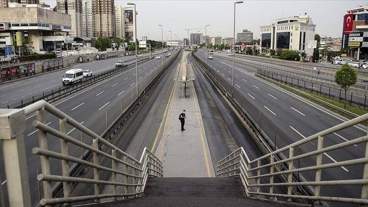 <p>mahalli idarelerin toplu taşıma, temizlik, katı atık, su ve kanalizasyon, karla m&uuml;cadele, ila&ccedil;lama, itfaiye ve mezarlık hizmetlerini y&uuml;r&uuml;tmek &uuml;zere &ccedil;alışacak personeli, şehir i&ccedil;i toplu ulaşım ara&ccedil;larının (metrob&uuml;s, metro, otob&uuml;s, dolmuş, taksi vb.) s&uuml;r&uuml;c&uuml; ve g&ouml;revlileri, yurt, pansiyon, şantiye vb. toplu yerlerde kalanların gereksinim duyacağı temel ihtiya&ccedil;ların karşılanmasında g&ouml;revli olanlar, iş sağlığı ve g&uuml;venliği ile iş yerlerinin g&uuml;venliğini sağlamak amacıyla iş yerlerinde bulunması gerekli olan &ccedil;alışanlar (iş yeri hekimi, g&uuml;venlik g&ouml;revlisi, bek&ccedil;i), otizm, ağır mental retardasyon, down sendromu gibi &ldquo;&Ouml;zel Gereksinimi&rdquo; olanlar ile bunların veli/vasi veya refakat&ccedil;ileri, mahkeme kararı &ccedil;er&ccedil;evesinde &ccedil;ocukları ile şahsi m&uuml;nasebet tesis edecekler (mahkeme kararını ibraz etmeleri şartıyla), seyircisiz oynanabilecek profesyonel spor m&uuml;sabakalarındaki sporcu, y&ouml;netici ve bu m&uuml;sabakalardaki diğer g&ouml;revliler, &ccedil;alışanları inşaat alanında bulunan şantiyede konaklayarak yapımı devam eden b&uuml;y&uuml;k inşaatlar (Bu madde kapsamında inşaat ve konaklama aynı şantiye alanı i&ccedil;inde ise izin verilir, başka bir yerden &ccedil;alışanların gelmesine ve şantiyede kalanların başka bir yere gitmelerine izin verilmez. &Ccedil;alışma sadece inşaat alanı ile sınırlıdır) bankalar başta olmak &uuml;zere yurt &ccedil;apında yaygın hizmet ağı olan kurum, kuruluş ve işletmelerin bilgi işlem merkezleri ile &ccedil;alışanları (asgari sayıda olmak kaydıyla),</p>

<p>&nbsp;</p>
