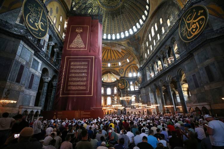 <p>stanbul’un simgelerinden Ayasofya-i Kebir Cami-i Şerifi'nin 86 yıl aradan sonra ibadete açılması sonrası namazlar kılınmaya başlandı.</p>
