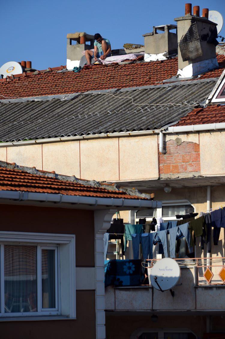 <p>&nbsp;Avcılar Merkez Mahallesi'nde&nbsp; 4 katlı binanın &ccedil;atısına &ccedil;ıkan yabancı uyruklu gen&ccedil;ler bir s&uuml;re burada oturarak sohbet etti, &ccedil;atıda uzanarak g&uuml;neşlendi.</p>
