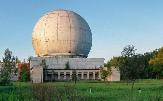 <p>Naro-Fominsk'deki eski bir antibiyotik-füze sisteminin bir parçası olan bir radar anteninin dev bir kubbesi.</p>
