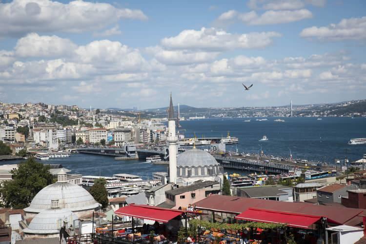 <p>Tarihi yarım ada üzerinden bir zamanlar dünyanın merkezi konumunda olan Payitaht yani İstanbul’u seyre dalıveriyorsunuz. </p>
